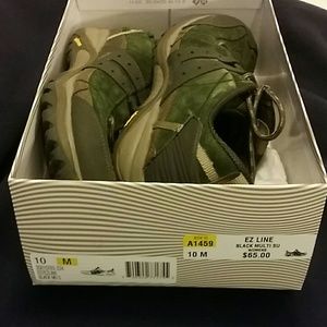 MERRELL hiking shoe. Green "Siren Metro Burgundy"