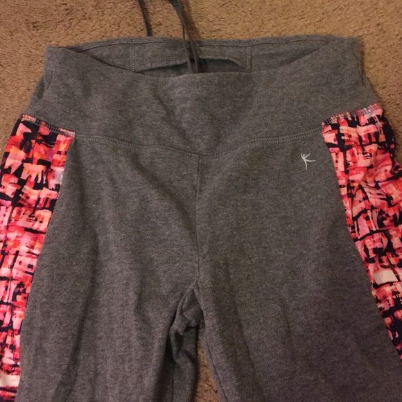 Sports wear knee knockers to go with the link tank - Picture 2 of 4