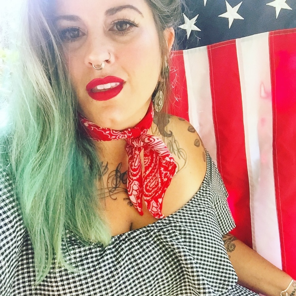 Meet your Posher, Amber Indigo