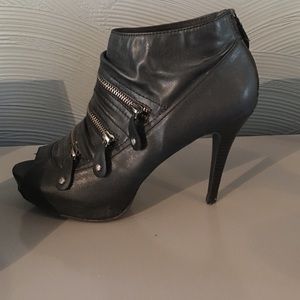 Adorable zipper booties!