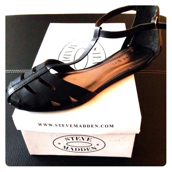 ✨Madden Girl✨Black comfy flats that look brand new