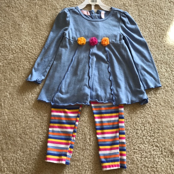 Like new 3T 2 piece outfit. Flowers and stripes