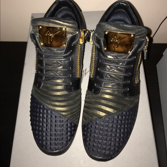 Athletic_Shoes