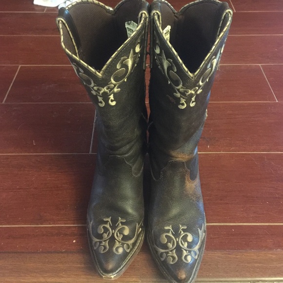 Brown pointed toe Boots