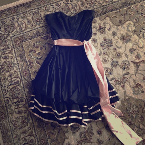 Short strapless black and pink dress
