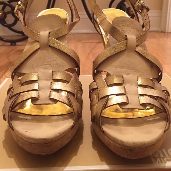 Michael Michael Kors Artisan Cross Strap - Picture 4 of 4