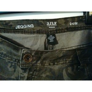 Plus Size Camo Jeggings