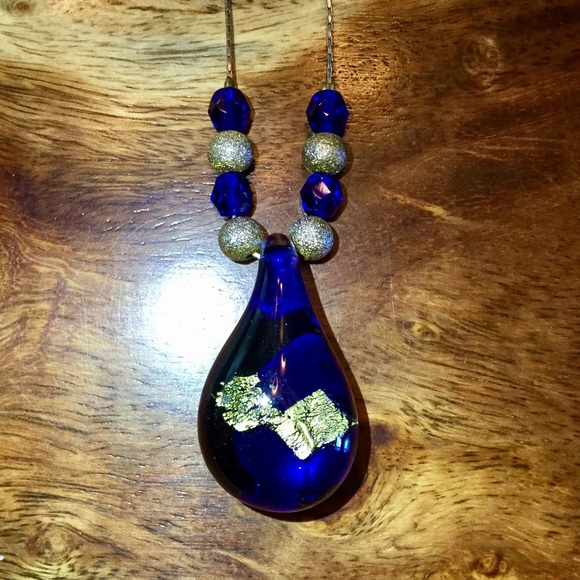 PERFECT CONDITION Beautiful Glass Pendant Necklace