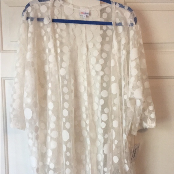 LulaRoe Lindsey. Cream polka dots. Medium. BNWT