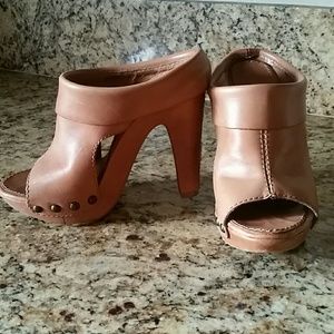 Matisse tan peep toe leather heels!!