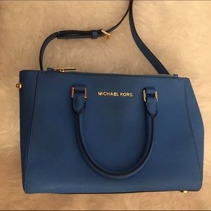 Michael korrs crossbody bag