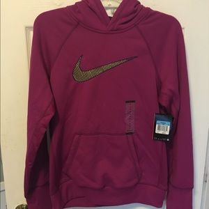 Woman's Nike therma-fit sweatshirt NWT