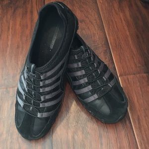 Black Skechers 8.5