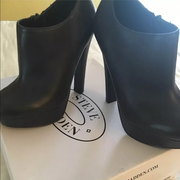 BNIB Steve Madden BELBOTM heel