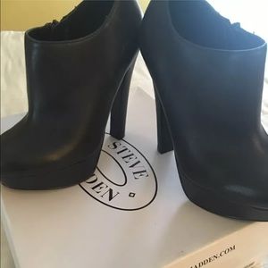 BNIB Steve Madden BELBOTM heel