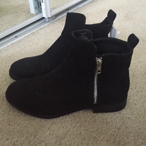 NWT faux suede black ankle booties