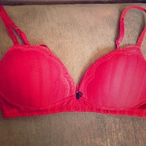 Red Wonderbra 34B