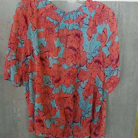 Plus Size Top - Picture 2 of 4