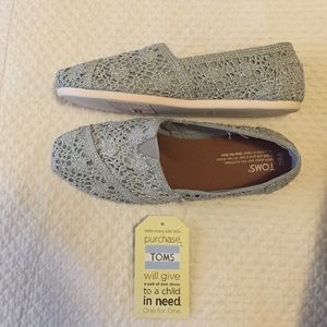 Women's silver/metallic crochet classic Toms.