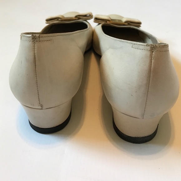 Salvatore Ferragamo Shoes - Salvatore Ferragamo Vara Bow Ivory Heels 8 1/2 8.5 Salvatore Ferragamo Shoes - Salvatore Ferragamo Vara Bow Ivory Heels 8 1/2 8.5