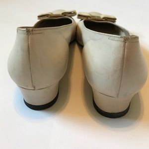 Salvatore Ferragamo Shoes - Salvatore Ferragamo Vara Bow Ivory Heels 8 1/2 8.5 Salvatore Ferragamo Shoes - Salvatore Ferragamo Vara Bow Ivory Heels 8 1/2 8.5