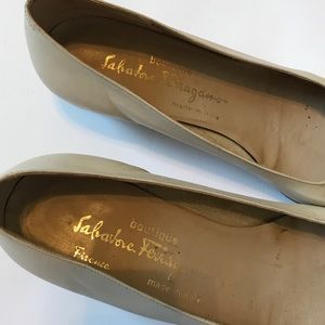 Salvatore Ferragamo Shoes - Salvatore Ferragamo Vara Bow Ivory Heels 8 1/2 8.5 Salvatore Ferragamo Shoes - Salvatore Ferragamo Vara Bow Ivory Heels 8 1/2 8.5