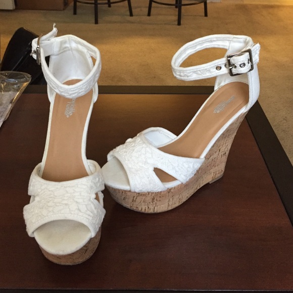 White and cork wedges