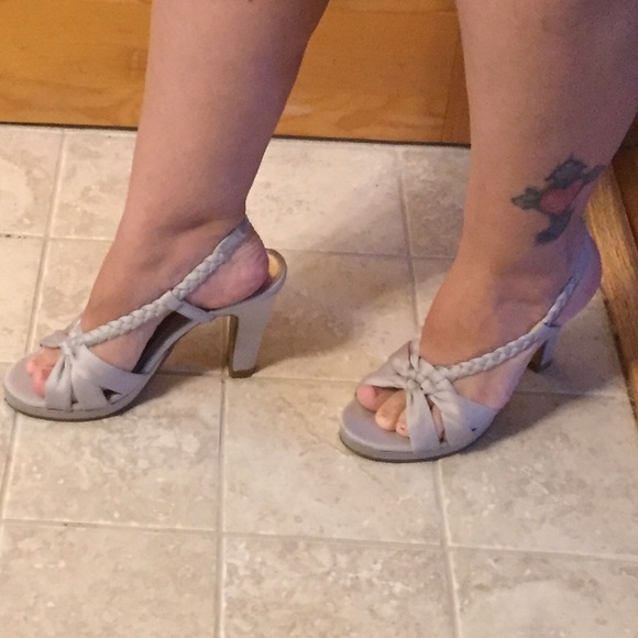 👠American Eagle silver satin strapped heels