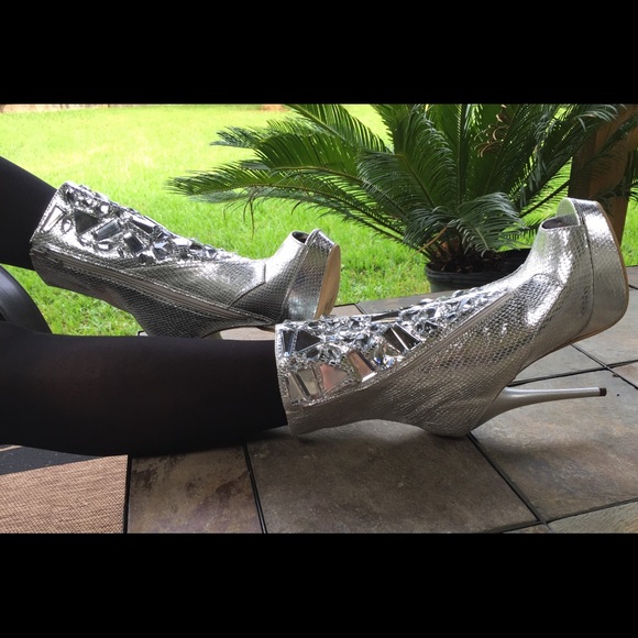 WOW! Check out these boots! ๐ณ - Picture 2 of 3