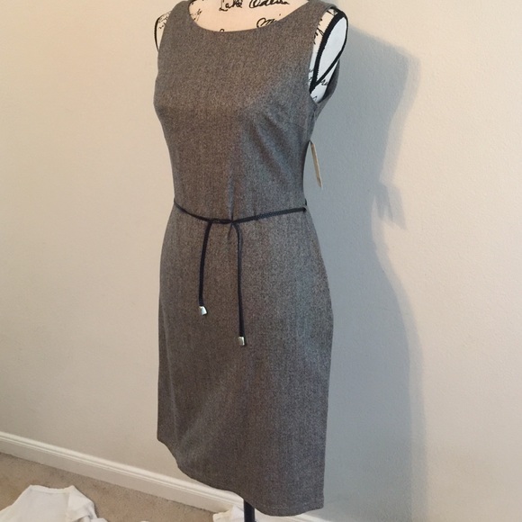 Cute gray sleeveless fitted dress