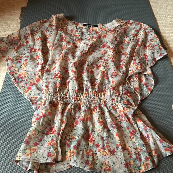 Flutter sleeve top