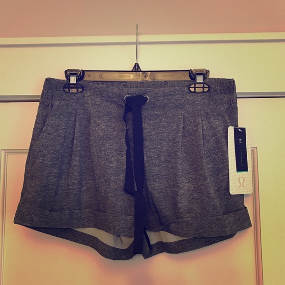 Lululemon Spring Breakaway Short II size 10
