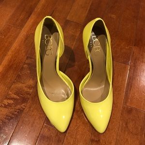 BCBG canary pumps