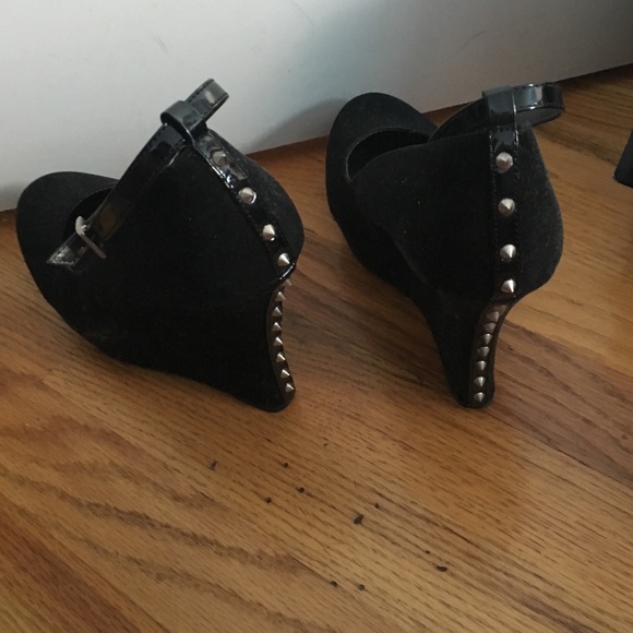 Black spiked wedges