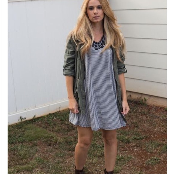 Bundle sleeveless swing dresses - Picture 4 of 9