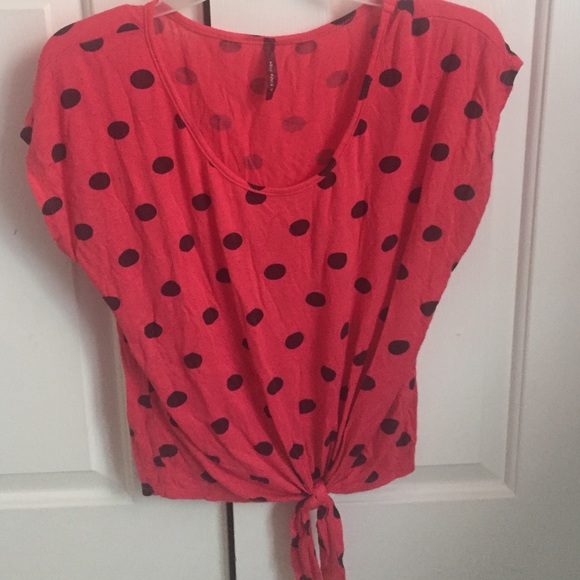 Polka dotted t-shirt w black polka dots