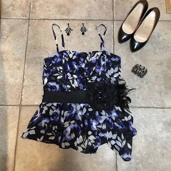 White House Black Market top perfect for Spring🌸