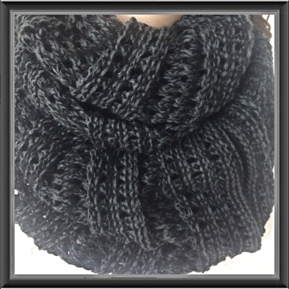 ✨SALE Gorgeous Chunky Knit Charcoal Infinity Scarf - Picture 3 of 3