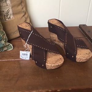 Brown elastic strap wedges