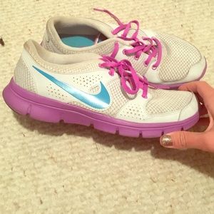 Nike women's tennis shoes