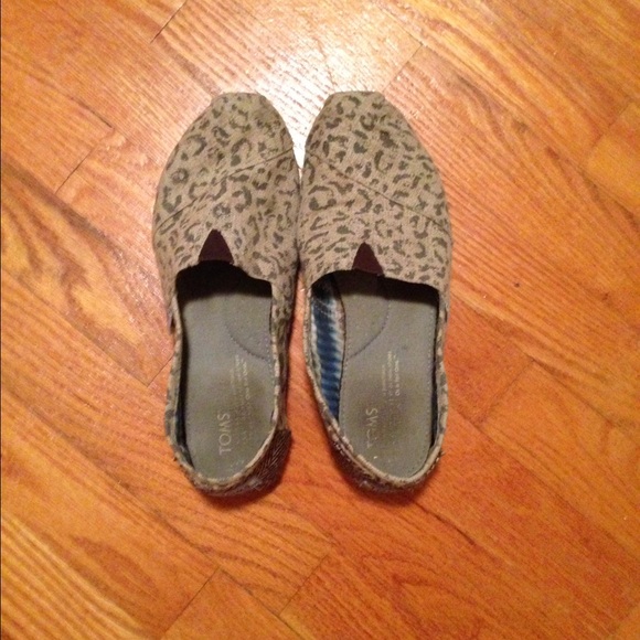 Tom's vegan leopard print shoes