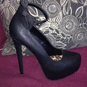 Sexy black pump ankle strap size 8 Qupid ravish