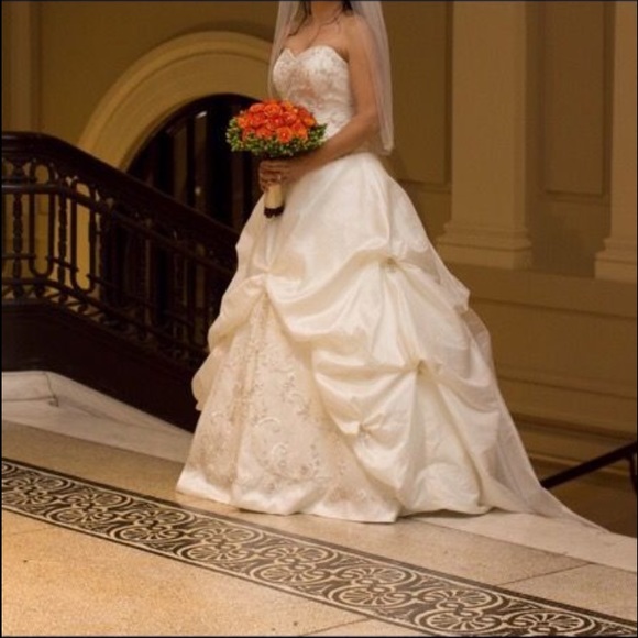 Bridal gown - Picture 1 of 2