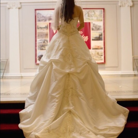 Bridal gown - Picture 2 of 2