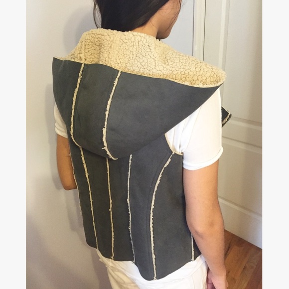 Gray shearling vest with hood - Picture 2 of 3