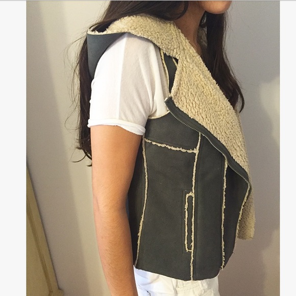 Gray shearling vest with hood - Picture 3 of 3