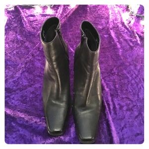 Chunky heeled, black booties 🏴💙