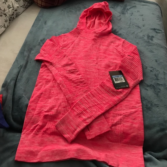 Brand new women's hyperwarm long sleeve!size small