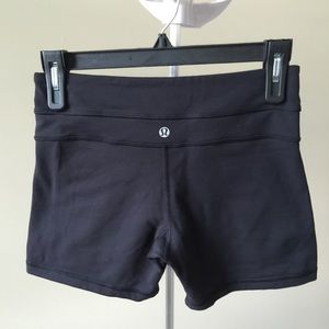 Lululemon Wunder Short 5", black shorts, size 4.