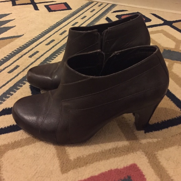 Nurture size 8 brown booties